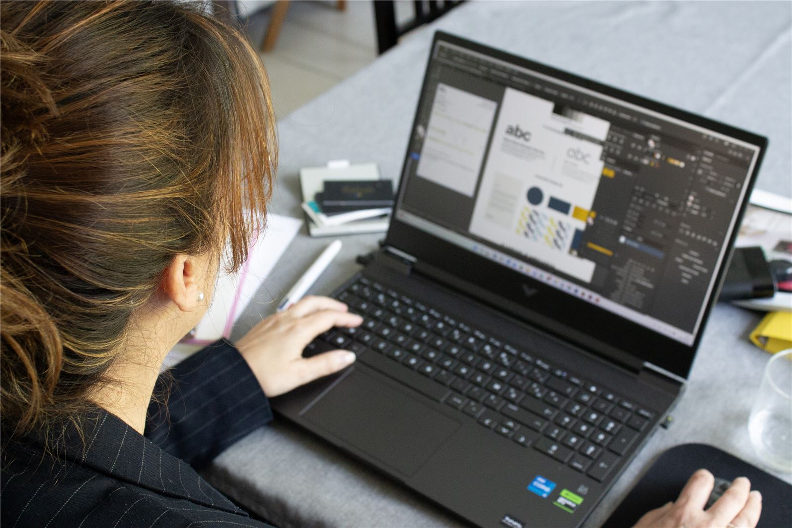 Aline Robinet au travail sur une charte graphique